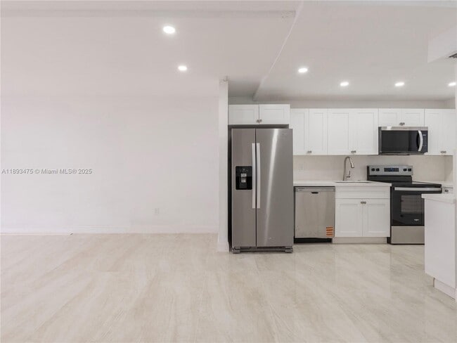 Foto del edificio - $2,150MONTHLY;3195 FOXCROFT RD #F211 MIRAM...