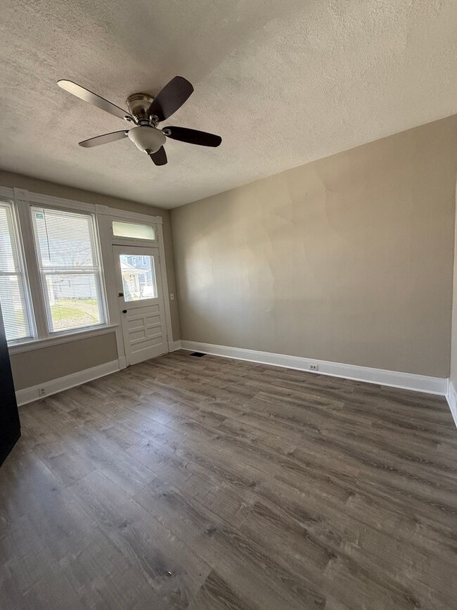 Foto del edificio - 1911 Elm Ave