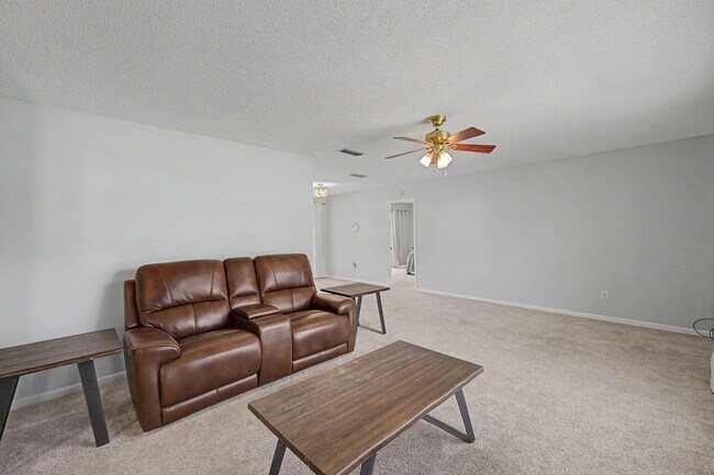 Foto del edificio - 852 Twin Lakes Dr