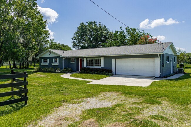 Building Photo - Charming 3/2.5 Home W/ 2 Car Garage on Ove...