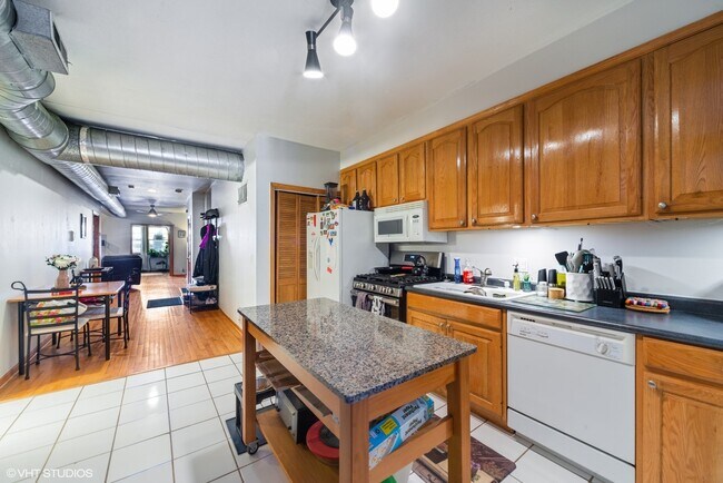 Building Photo - 2021 N Whipple St