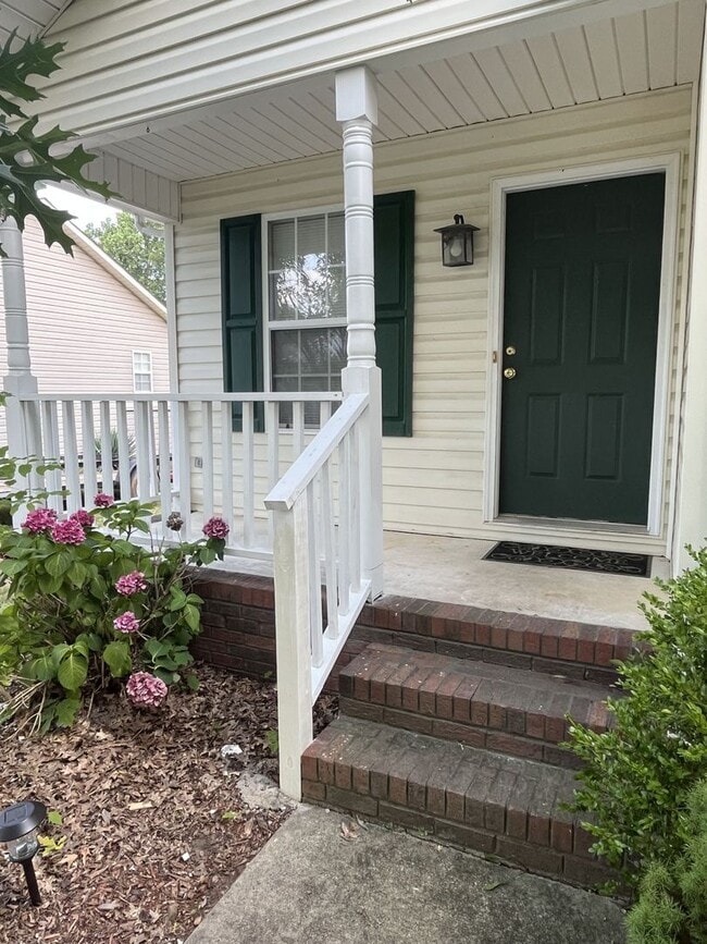 Building Photo - Great 3 Bed, 2 Bath Ranch home in Concord'...