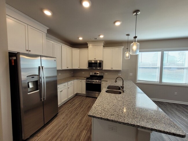 Building Photo - Spacious 4 Bedroom/ 3 Bathroom Home in Lovely Terrell - 2 Car Garage - Washer/Dryer and Lawn Main...