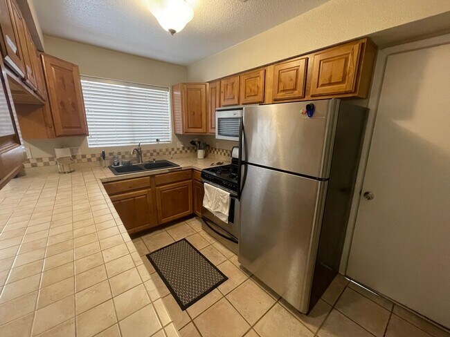 Foto del edificio - Cute Condo located in Sunset Mesa for Rent!
