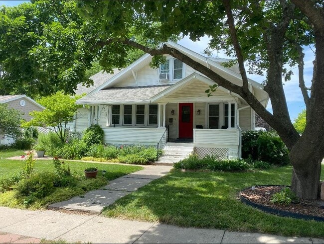 Front entrance - 302 W 1ST ST