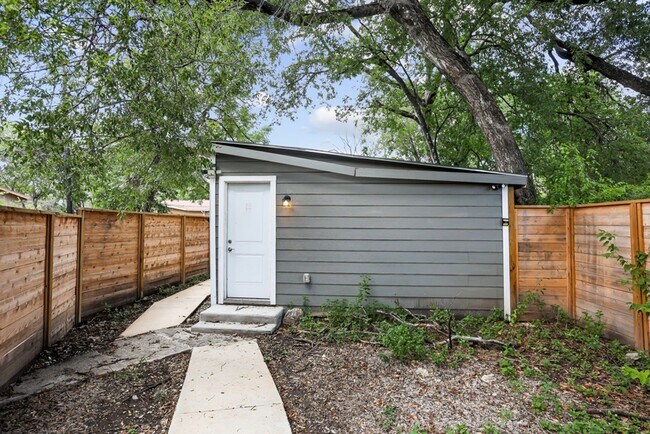 Building Photo - 1 Bedroom/1 Bath Woodland Hills Subdivision