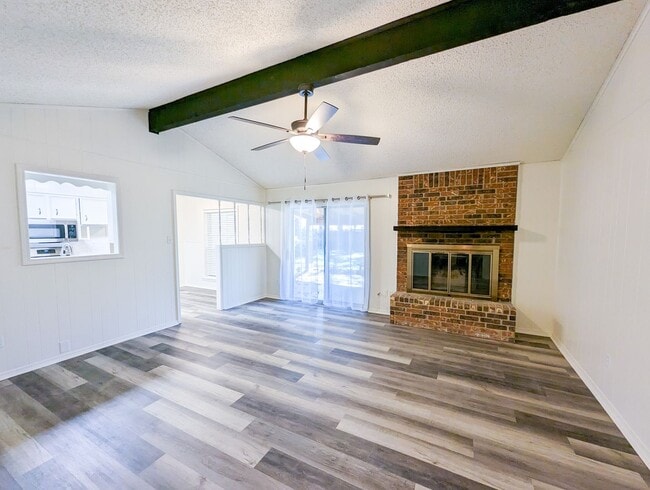 Building Photo - Newly Remodeled 3 bed/ 2 bath home in Coun...
