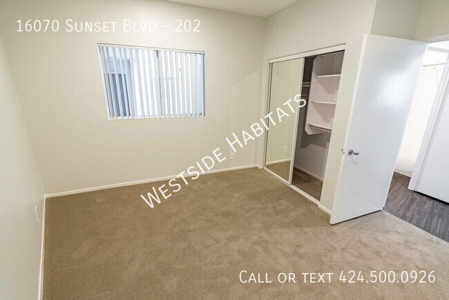 Foto del edificio - 16070 W Sunset Blvd