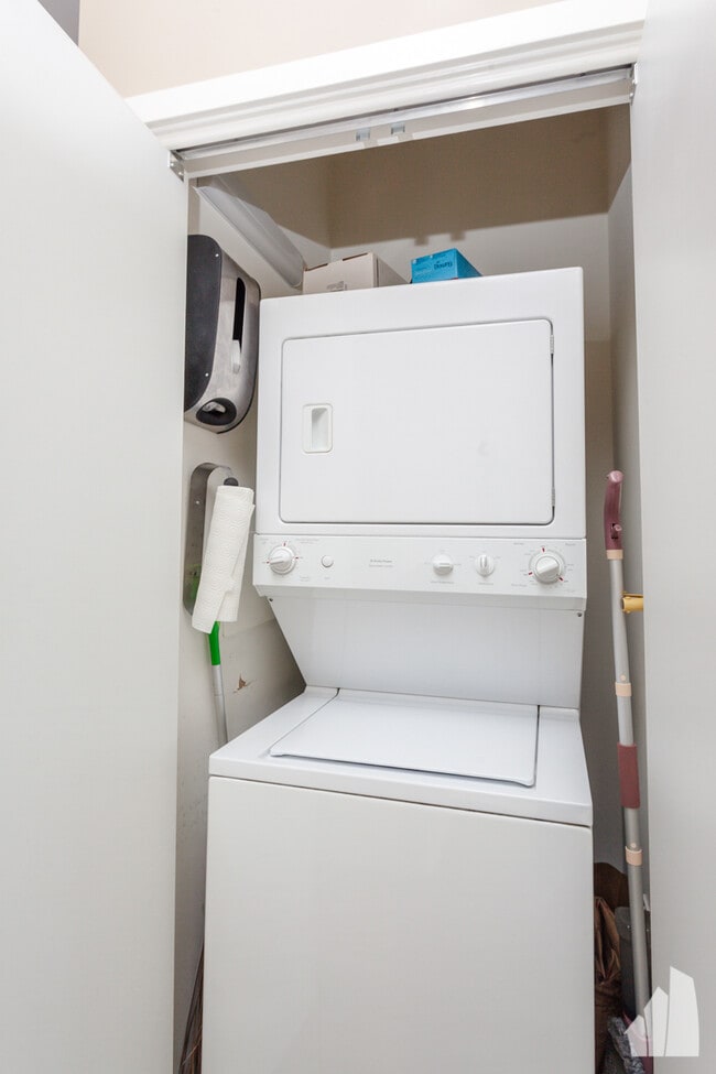 Foto del edificio - 1 E 8th St