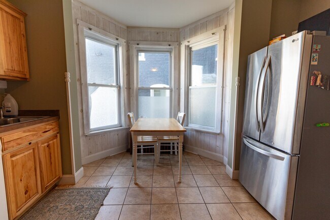 Building Photo - 209 1/2 E Ross St