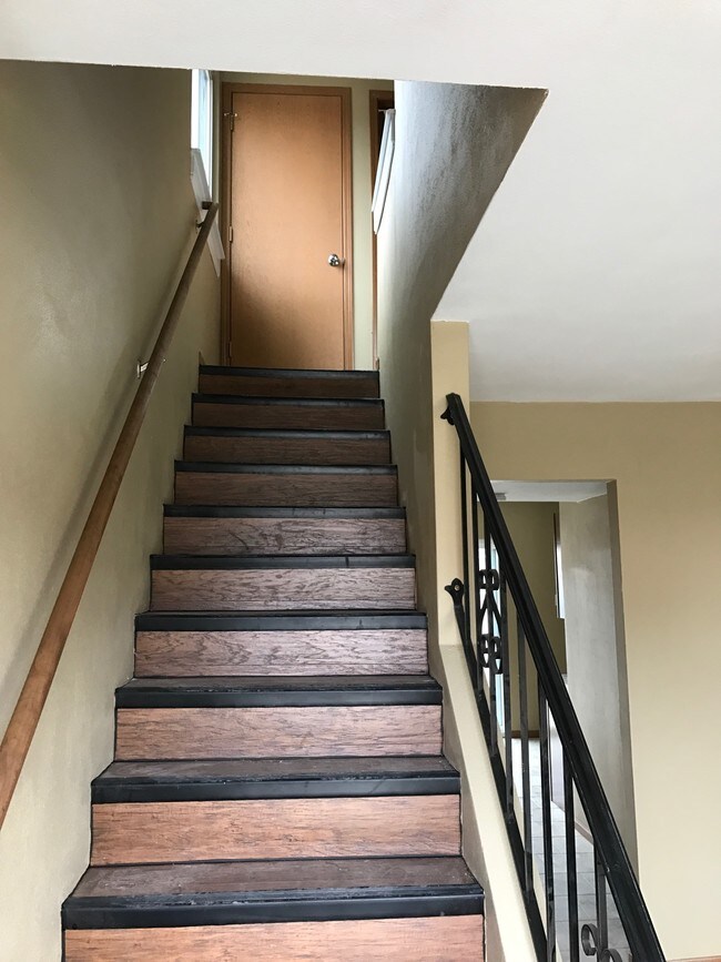 Building Photo - 304 Biggs Dr