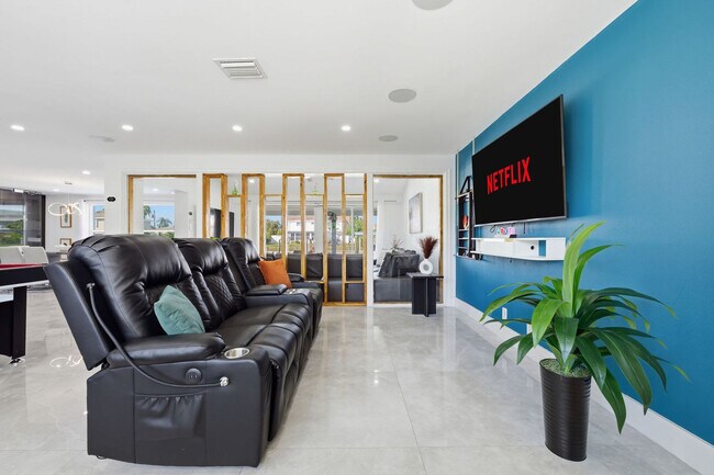 Foto del edificio - 4644 Bay Crest Dr