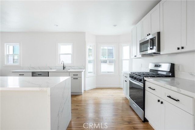 Building Photo - 738 S Stanley Ave