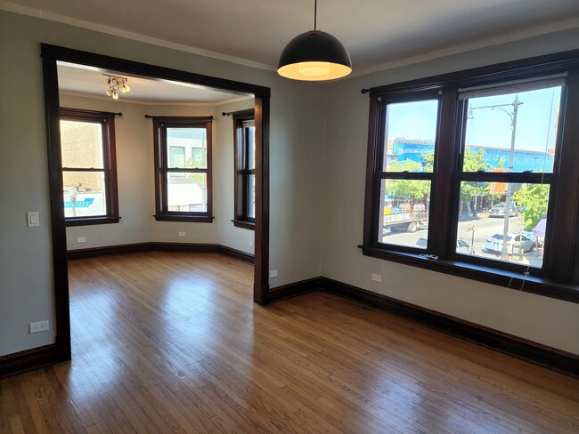 Building Photo - 5225 N Clark St