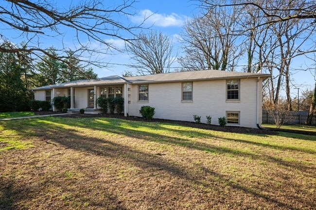 Building Photo - Green Hills Charm