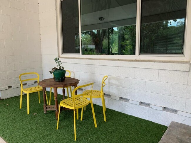 Building Photo - 411 W Flora St