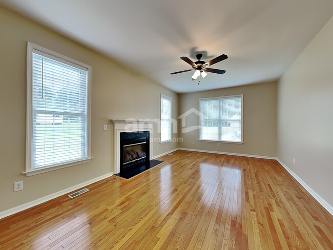 Building Photo - 3915 Red Hill Ct
