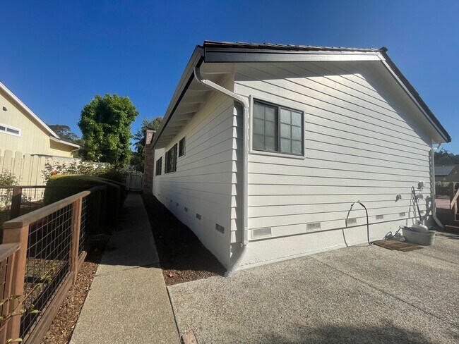 Building Photo - 10 Antler Pl