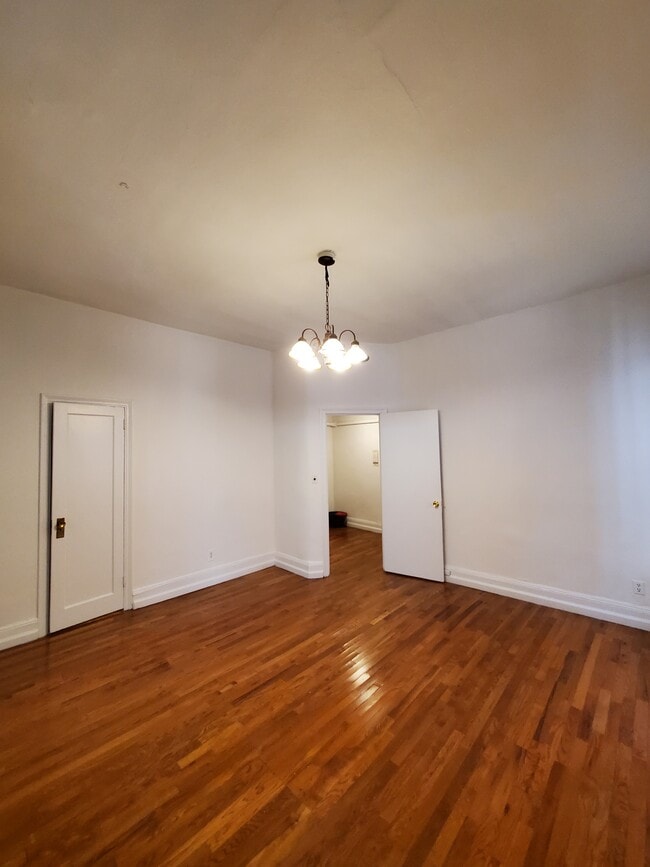 Building Photo - 319 W 92nd St