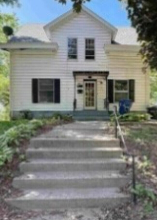 Building Photo - 1603 W 10th St