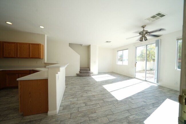 Foto del edificio - SHOWINGS AVAILABLE NOW