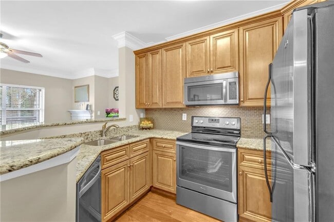 Building Photo - 5559 Glenridge Dr