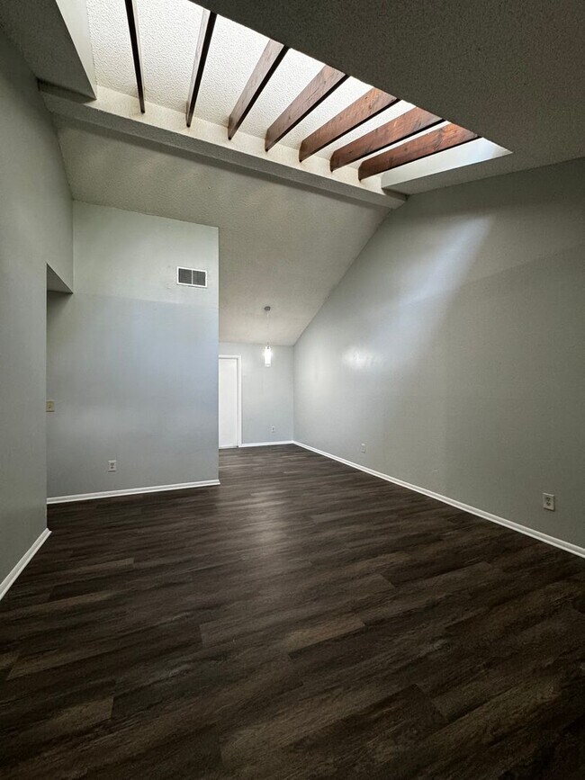 Foto del edificio - 4730 Lake Ridge Rd