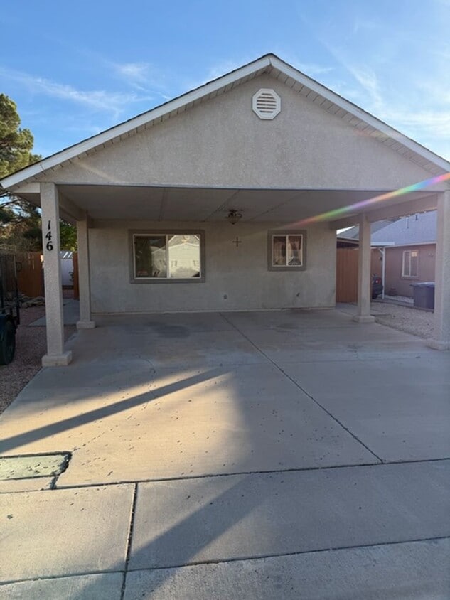 Foto principal - Furnished 3 Bedroom Home!