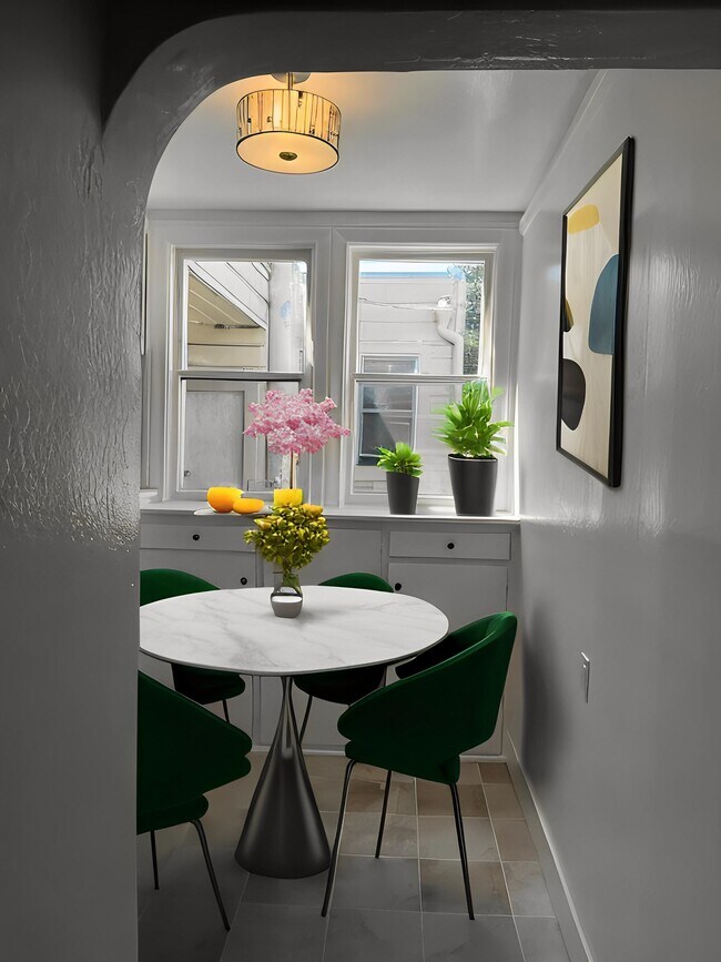 Eat-in-Kitchen - 2341 Franklin St