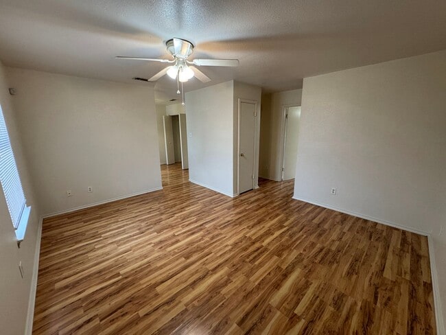 Foto del edificio - 1701 Benttree Dr