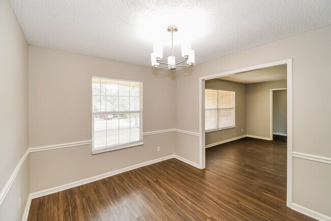 Foto del edificio - 3933 Gumwood Dr W