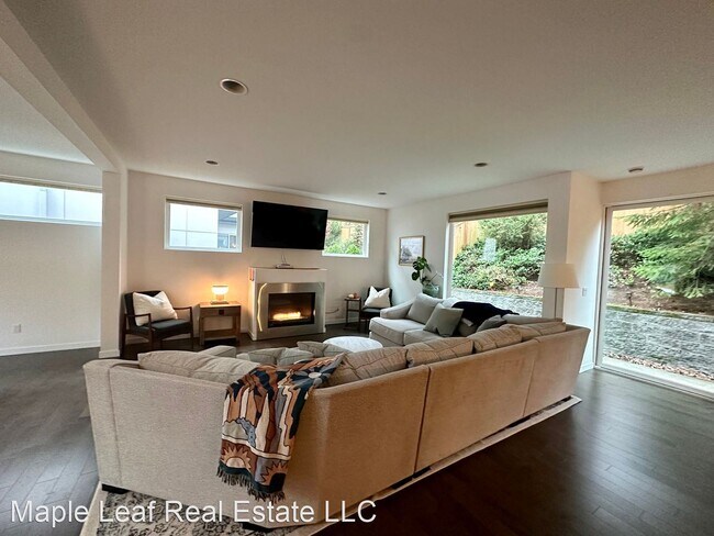 Building Photo - 4 br, 2.5 bath House - 13751 Wayne Pl. N.