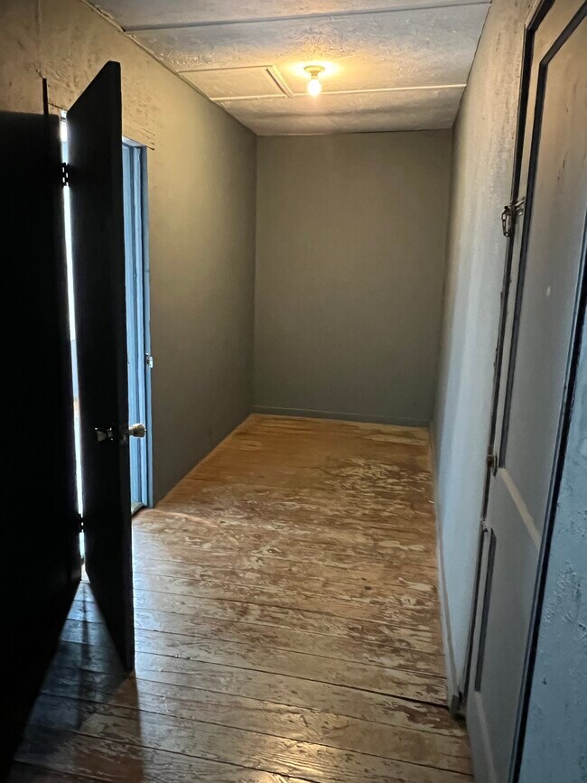 Foto del edificio - 5563 Hall Ave