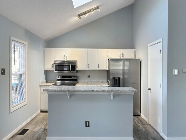 Foto del edificio - Spacious 3-Bed, 2-Bath Home with Open Floo...