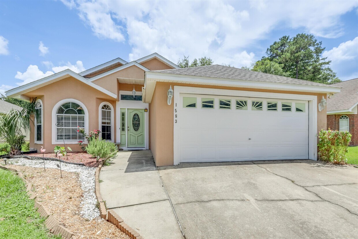 Primary Photo - 1583 Applewood Way
