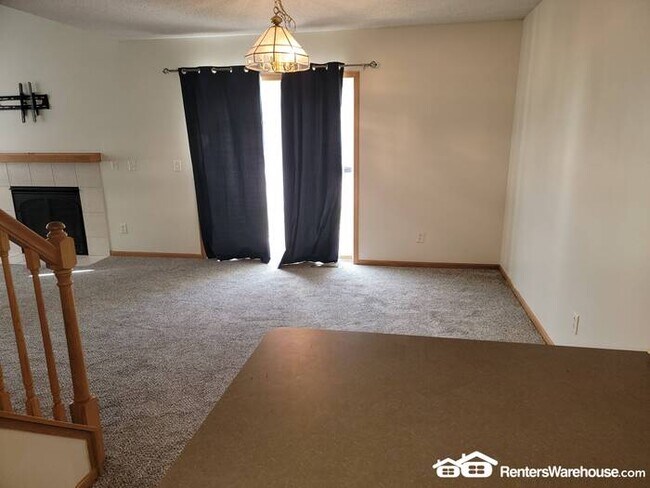 Foto del edificio - Available now! A gorgeous 2 bedroom, 1 1/2 bath end unit townhome in Farmington!