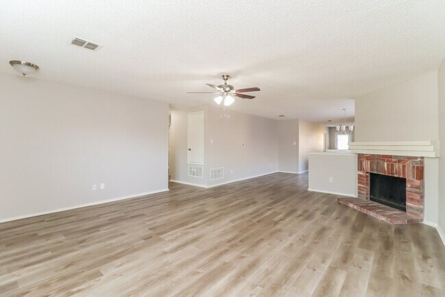 Building Photo - 8728 Stonebriar Ln
