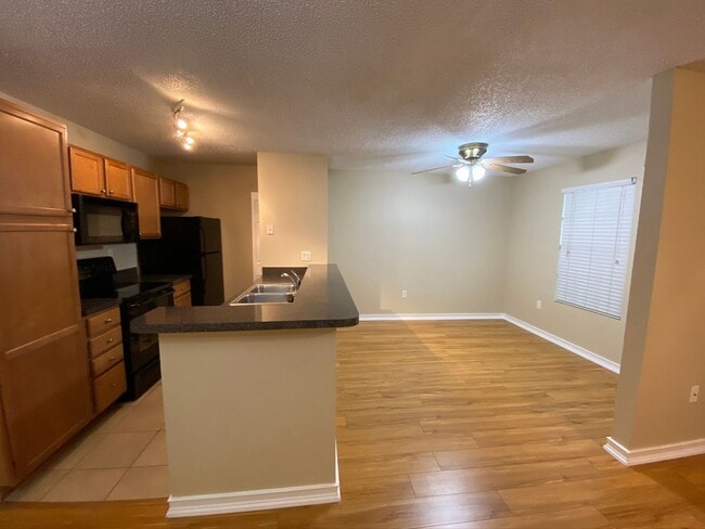 Building Photo - Lovely 1/1 condo in the heart of Brandon