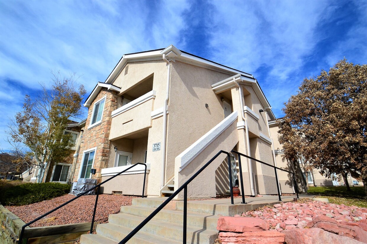 Foto principal - Cute & Cozy Apartment with One Car Garage ...