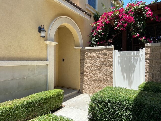 Building Photo - Cozy 3 Bedroom and 2.5 Bath home in Eastvale!