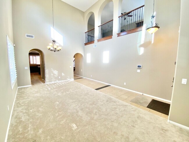 Building Photo - IMMACULATE 5 BEDROOM / 3 FULL BATHROOM, W/...