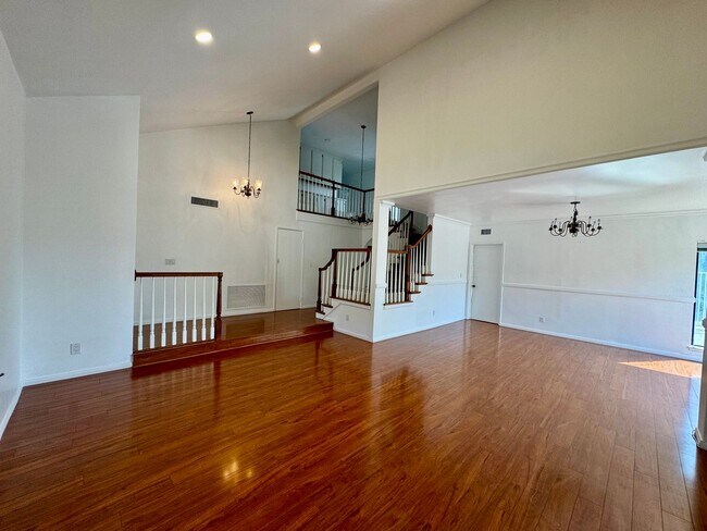 Foto del edificio - Very Spacious home in the desirable Porter Ranch area with a separate detached guest house