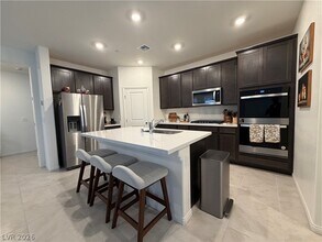 Building Photo - 11852 Black Canary Ave