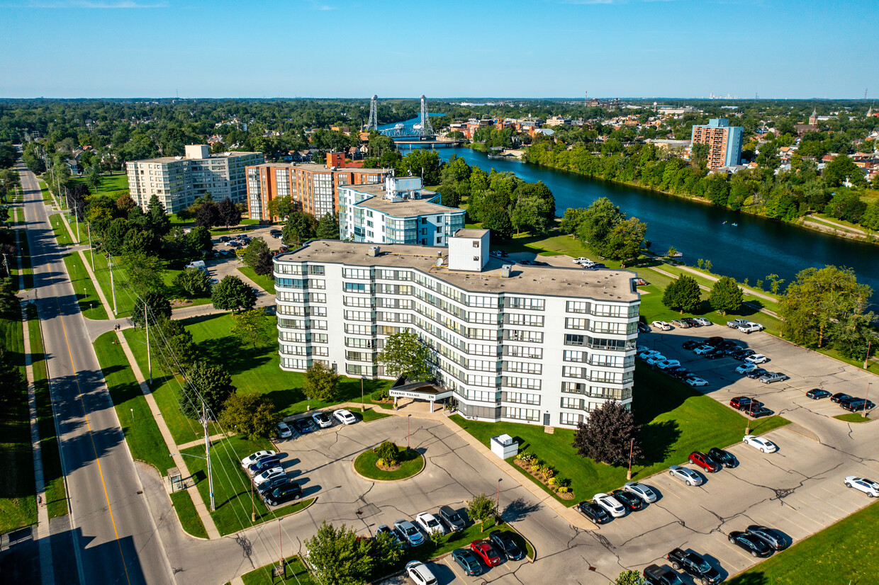 Building Photo - Parkway Village