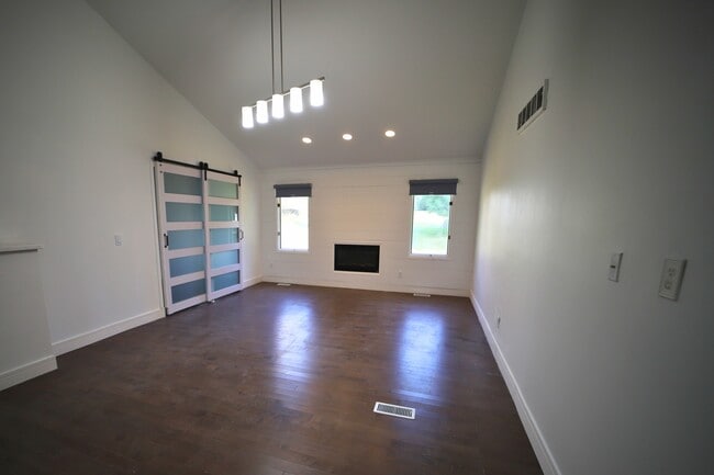 Photo - 454 Woodland Dr W House