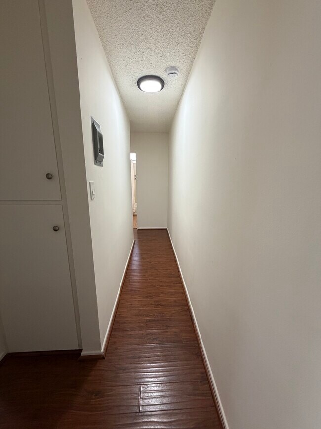 Foto del edificio - 1616 Armacost Ave