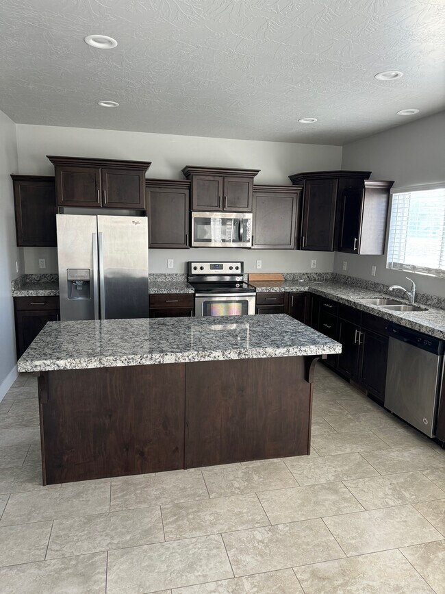 Building Photo - 7727 N Kings Canyon Rd