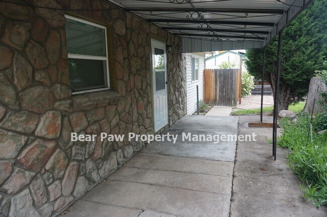 Building Photo - Two Bedroom Duplex in Golden