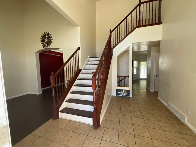Foto del edificio - 6 bedroom 3 1/2 bathrooms 2 car garage Lar...