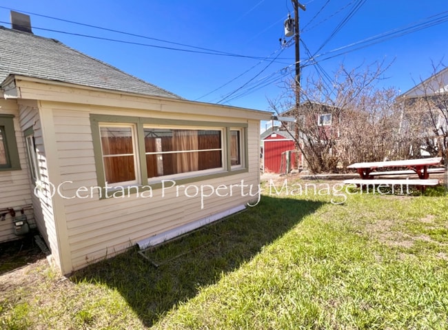 Building Photo - Quaint 2-bedroom cottage located in uptown...